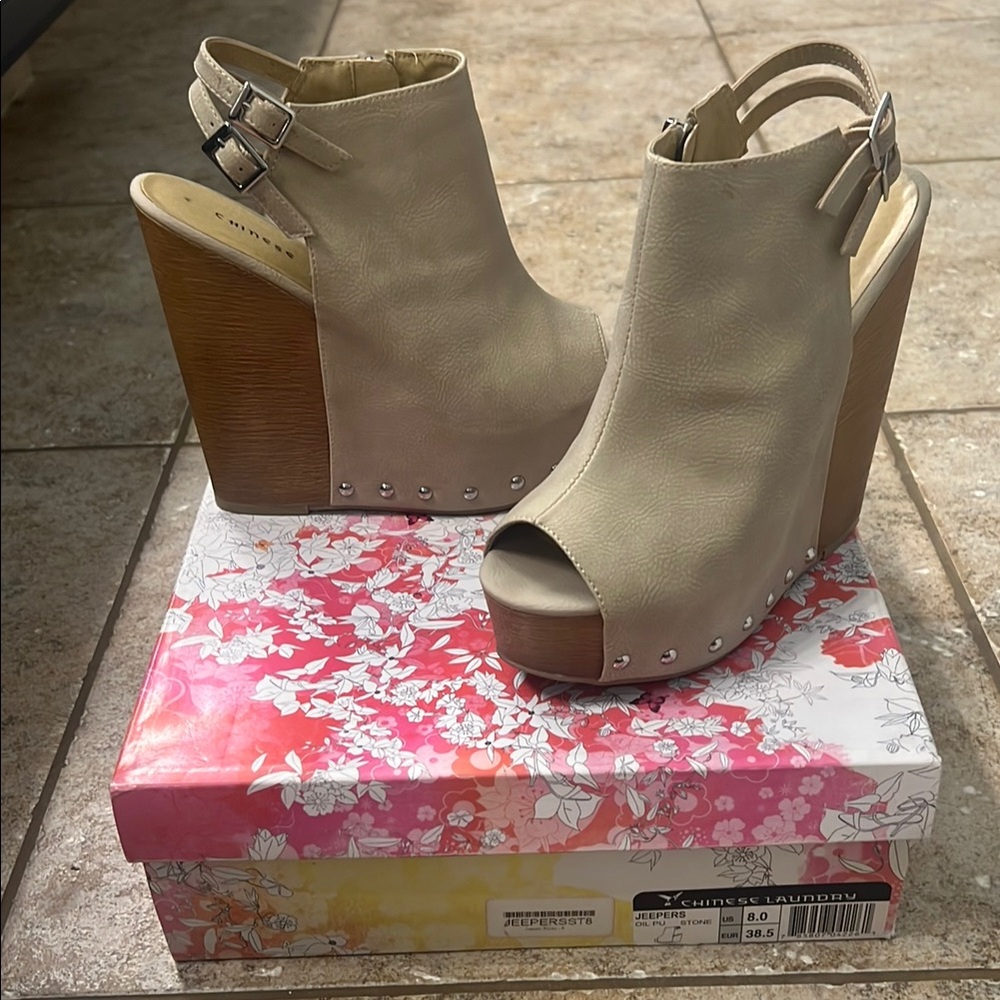 Chinese Laundry Women's Tan Wedge Sandals